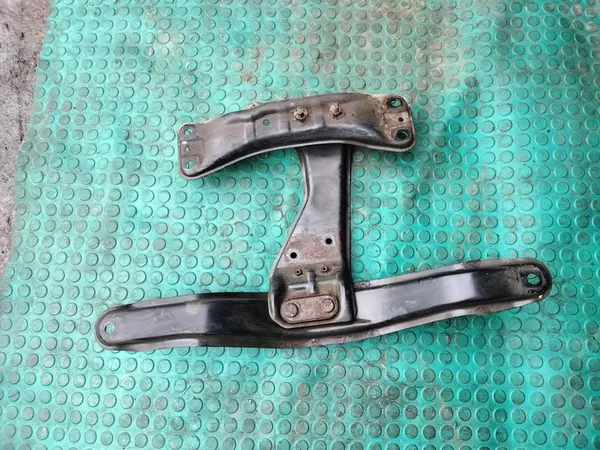 Subaru Forester II SG 2.0 Vaihteiston Kiinnike 02-08 image 3