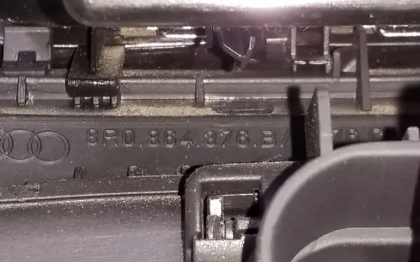 Audi Q5 SQ5 taka-sytytinpistorasia OEM 8R0864376B image 9