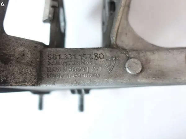 Porsche 981 Cayman Boxster Oikea Taka Kiinnike OEM 981331152 image 7