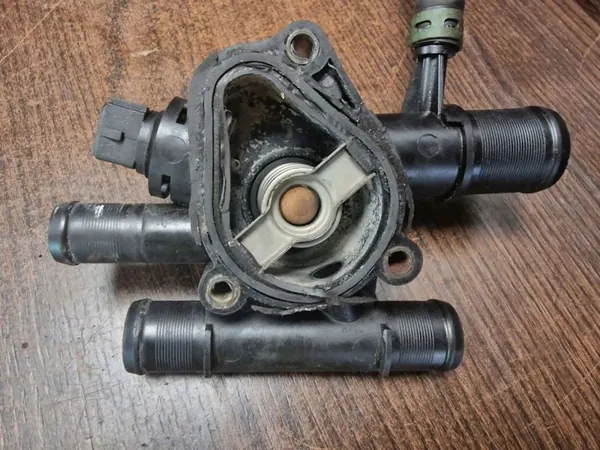 Opel Thermostatbehuizing OEM 8290074349 - Gebruikt image 3