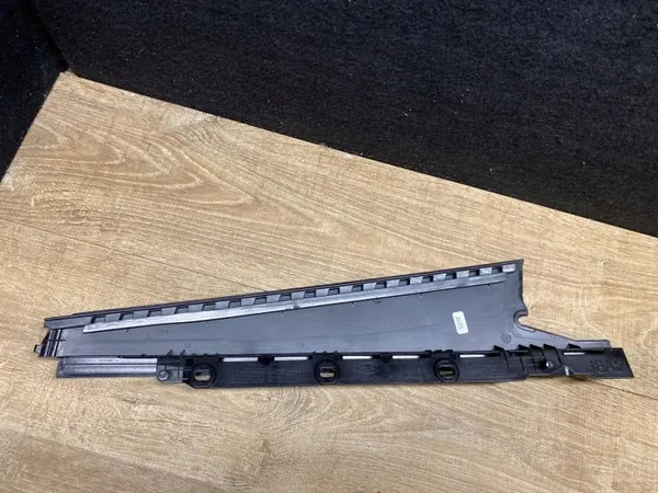 OEM J8A2255A81A Cache pilier arrière gauche Range Rover Velar image 3