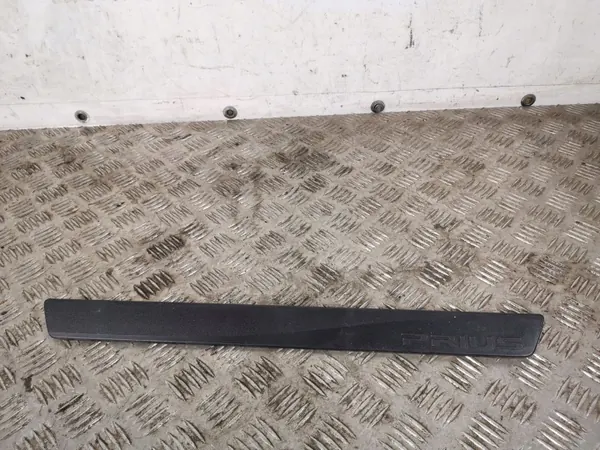 Protège-bas de porte avant OEM FBZ12813 Prius image 2