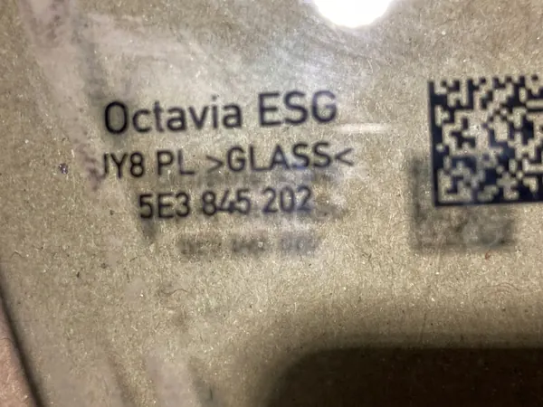 Höger Framdörr Ruta OEM 5E3845202 Skoda Octavia IV image 3