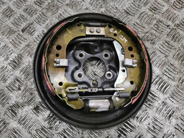 Audi A1 2023 Bromsskydd bak höger sida OEM AMD184761 image 2