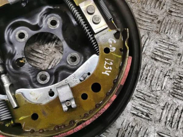 Audi A1 2023 Bromsskydd bak höger sida OEM AMD184761 image 3