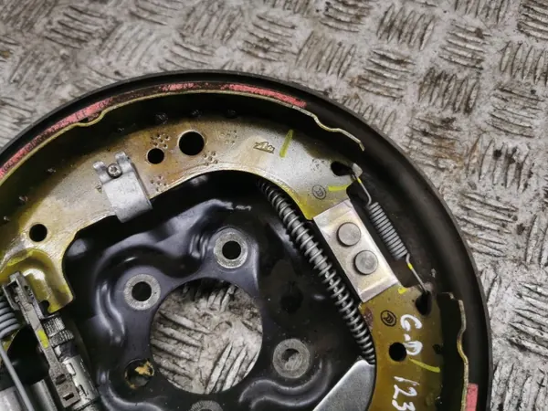 Audi A1 2023 Bromsskydd bak höger sida OEM AMD184761 image 4