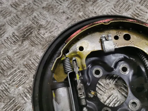 Audi A1 2023 Bromsskydd bak höger sida OEM AMD184761 image 5