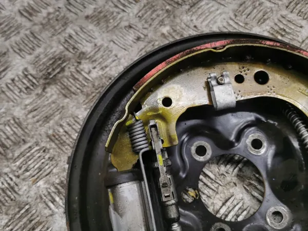 Audi A1 2023 Bromsskydd bak höger sida OEM AMD184761 image 6
