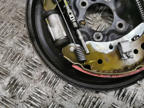 Audi A1 2023 Bromsskydd bak höger sida OEM AMD184761 image 7