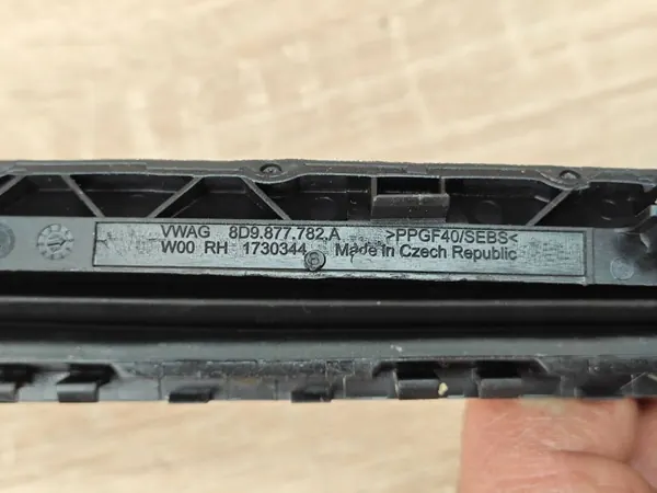 Kattoluukun tiiviste oikea OEM 8D9877782A Audi A7 C7 image 3