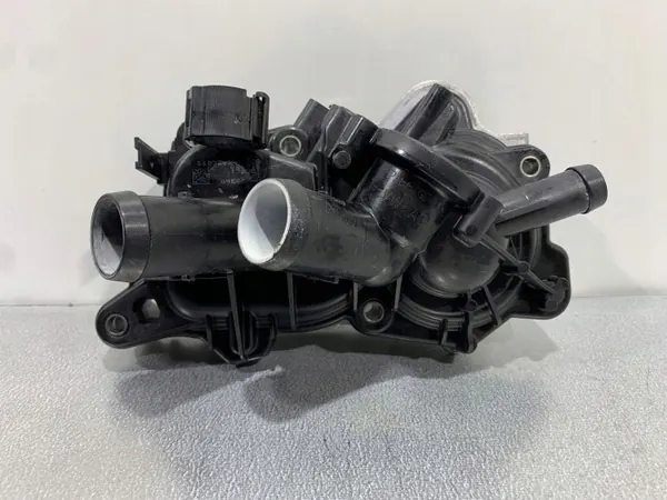 Skoda Yeti termostaatin kotelo OEM 04E121042 image 2