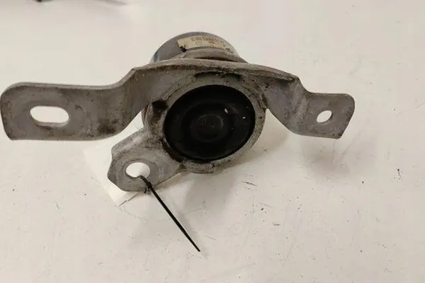 Moottorin tuki VOLVO V60 2.0L diesel 30793318 image 6