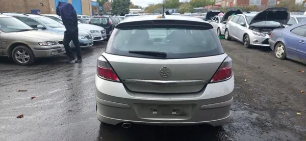Opel Astra H kofferklep lijst OEM 13266478 - Gebruikt image 8