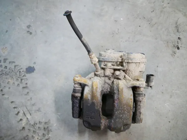 BMW F10 F11 Achter Remklauw Rechts OEM 6793048 image 2