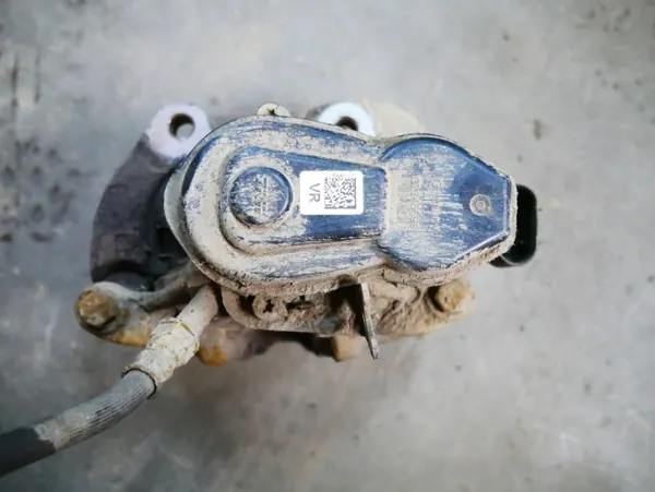 BMW F10 F11 Achter Remklauw Rechts OEM 6793048 image 3