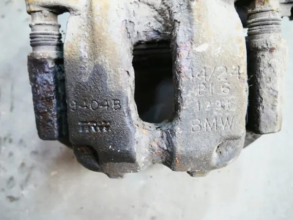 BMW F10 F11 Achter Remklauw Rechts OEM 6793048 image 5