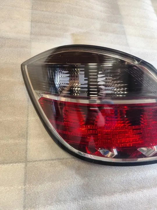 Luz trasera izquierda Opel Astra HB Lift OEM 93190306 image 2