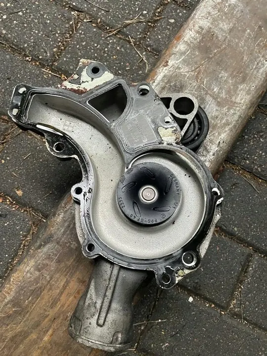 Vattenpump Mercedes M156 63 AMG A1562000601 image 2