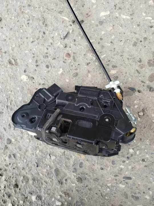 Linke Vordertürschloss Skoda Fabia II Lift 1S1837015C image 2