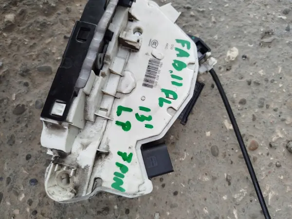 Linke Vordertürschloss Skoda Fabia II Lift 1S1837015C image 4