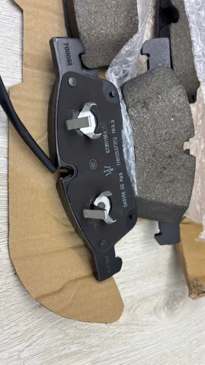OEM 673011564 DGV frambromsbelägg set för Maserati image 4