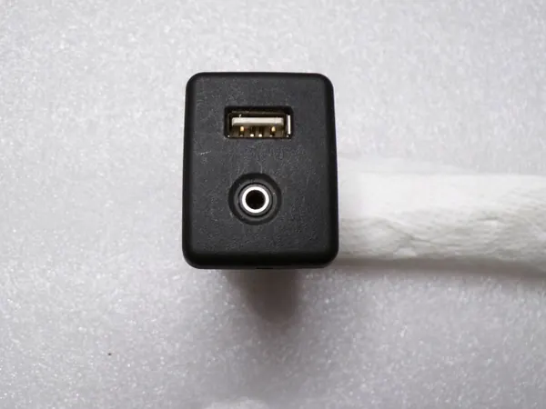 Aux/USB-pistoke OEM 13506014 Opel Insignialle image 2