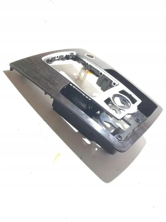 Audi Q7 4L0864261D linkes Fensterrahmen - Gebraucht image 7