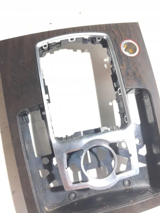 Audi Q7 4L0864261D linkes Fensterrahmen - Gebraucht image 8