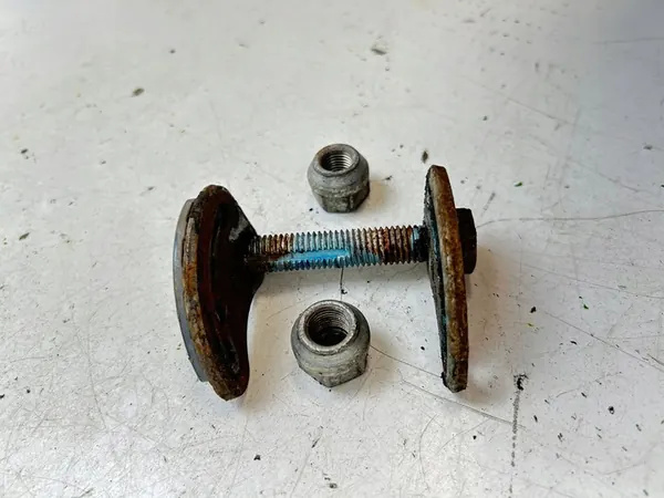 2018 Cadillac Escalade IV Boulon d'alignement de suspension avant OEM MAM79970 image 4