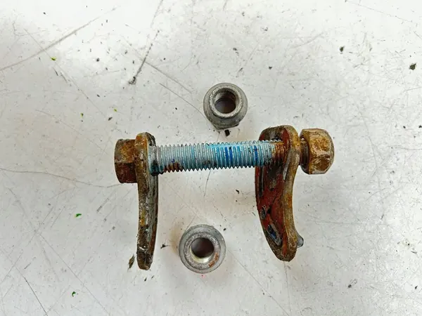 2018 Cadillac Escalade IV Boulon d'alignement de suspension avant OEM MAM79970 image 5