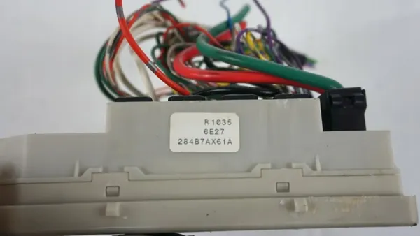Módulo Caixa de Fusíveis OEM 284B7AX61A Nissan Micra K12 image 4