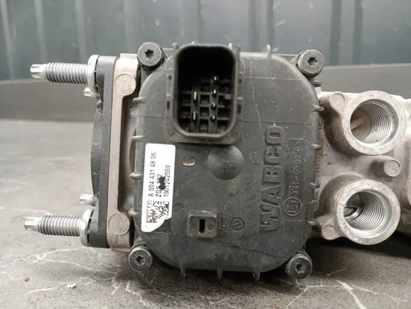 A0044314806 Hoofdremklep voor Mercedes Actros image 9