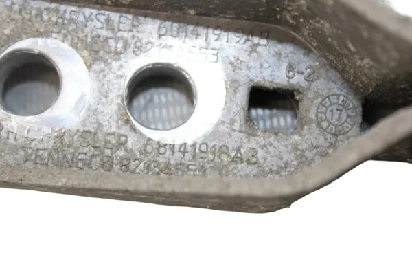 Höger avgasfäste OEM 68141918AB Jeep Cherokee 2020 image 5