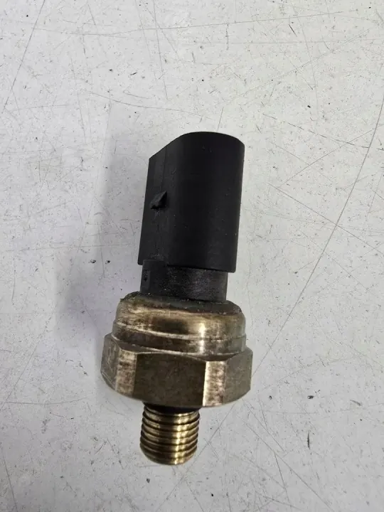 VW CADDY LISTWA WTRYSKOWA 06G133317 Rail Inyector image 2
