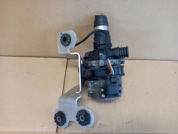 Bomba auxiliar de refrigerante BMW OEM 7850113 - Usada image 2