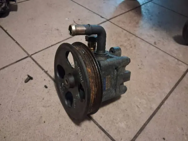 Pompe direction assistée Suzuki OEM 4910065J00 Occasion image 2