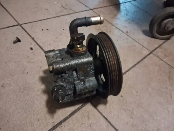 Pompe direction assistée Suzuki OEM 4910065J00 Occasion image 3