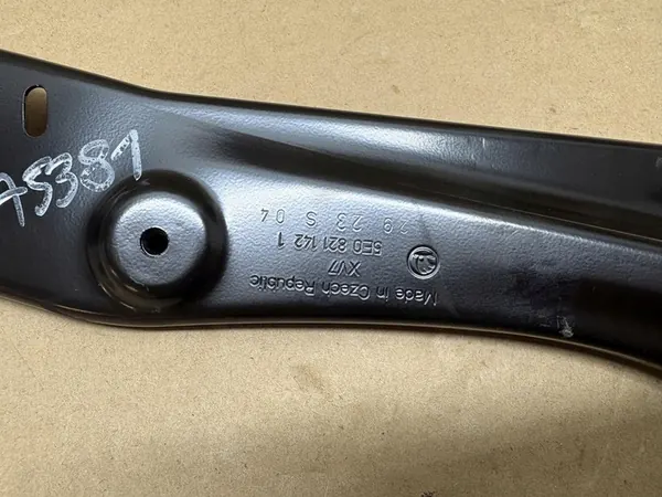 Suporte de montagem de para-lama dianteiro direito Skoda Octavia III 5E0821142A image 3