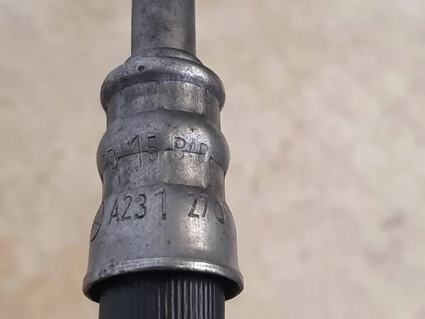 Conducto de aceite Mercedes OEM A2312701196 SL R231 image 3