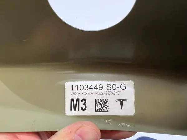 Support de Port de Charge Tesla 3 OEM 1103449-S0-G image 3