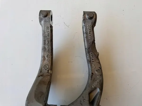 Volvo S60 Iskunvaimentimen Kiinnike OE 31476122 image 4