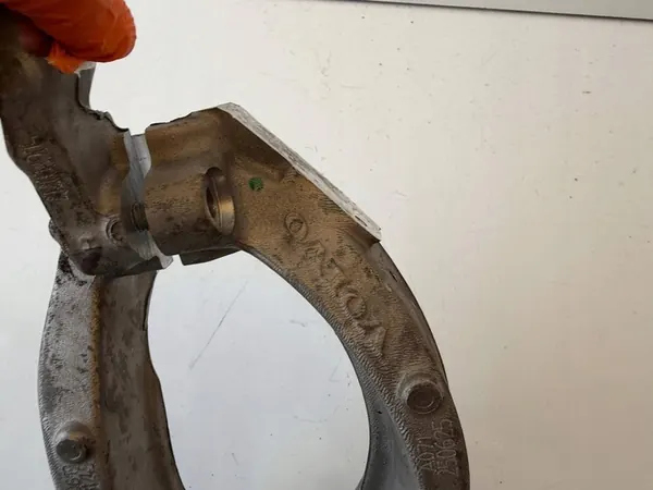 Volvo S60 Iskunvaimentimen Kiinnike OE 31476122 image 5