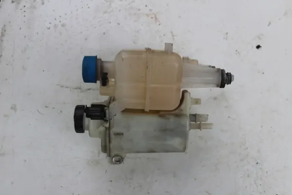 Begagnad servostyrningsbehållare OEM D348XXXXX image 2