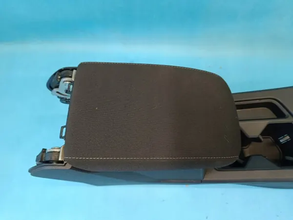 Keskikäytävän käsinoja VW TIGUAN II 2 Lift 2021 R OEM 5NA864207 image 5
