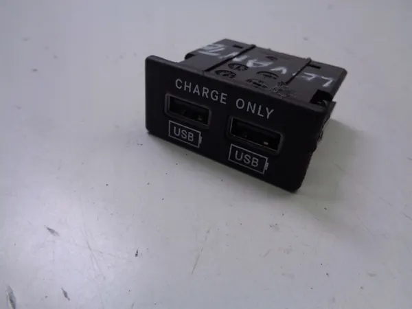 USB-latausportit OEM 68322329AB Maserati Levante image 2