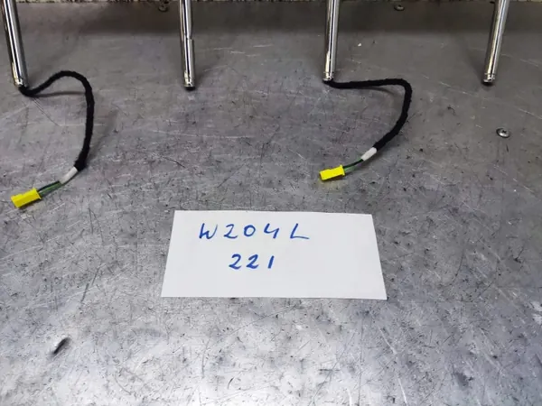 W204 LIFT Voorste hoofdsteun OEM - Rode steek image 9