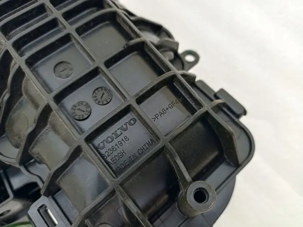 Colector de Admisión Volvo OEM 32361916 - Usado image 8