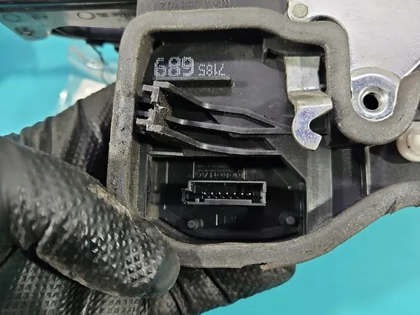 Fram vänster lås 7185689 BMW F01 Europa 7Pin image 9