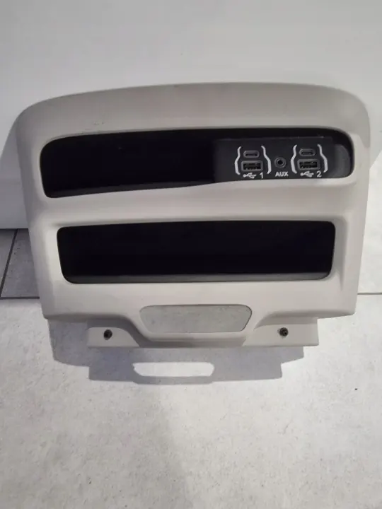Chrysler Pacifica liftconsole USB AUX frame 6WQ841D2AA image 2