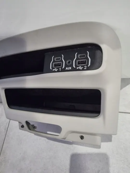 Chrysler Pacifica liftconsole USB AUX frame 6WQ841D2AA image 3